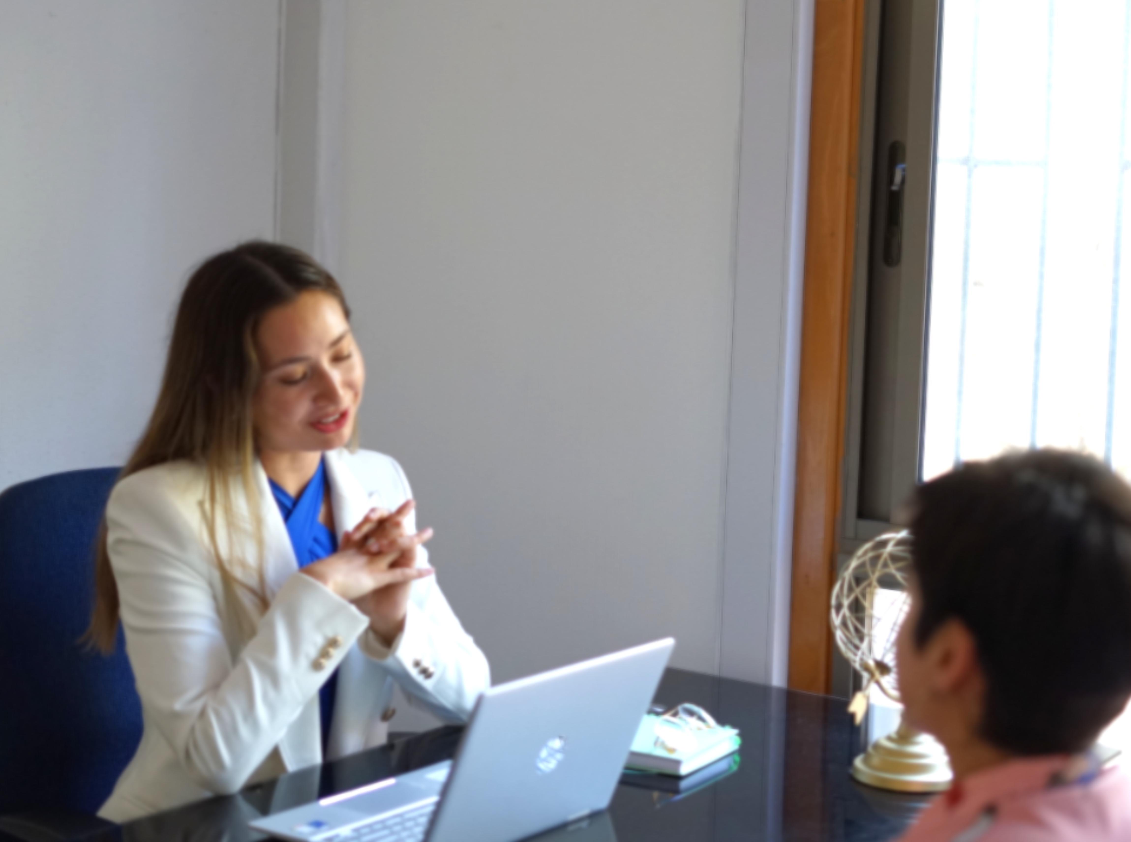 Abogada Valeria Pacheco en consulta con cliente