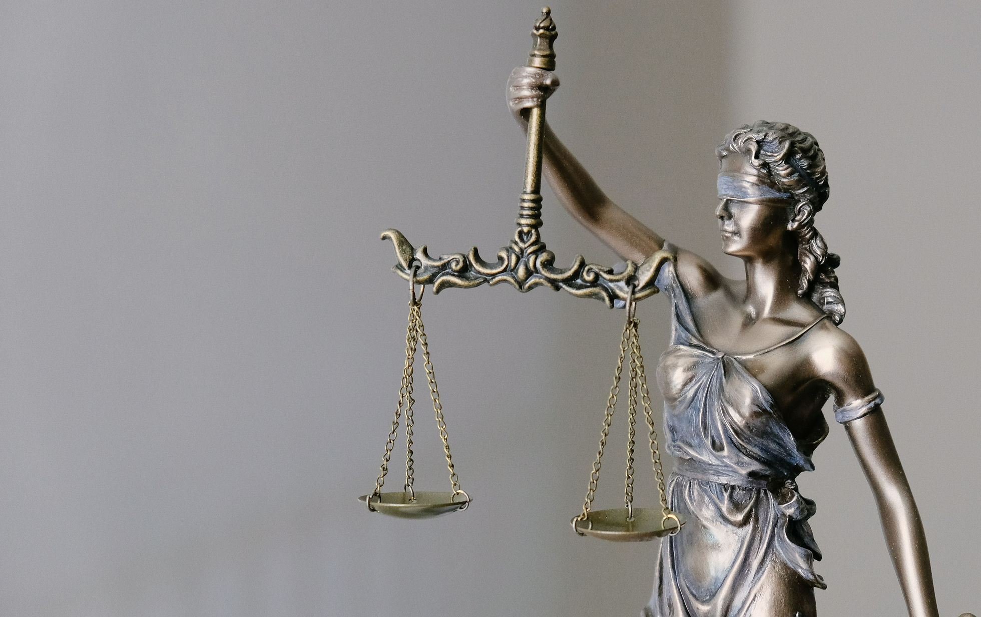 Estatua de la justicia representando el cobro justo de pensión de alimentos